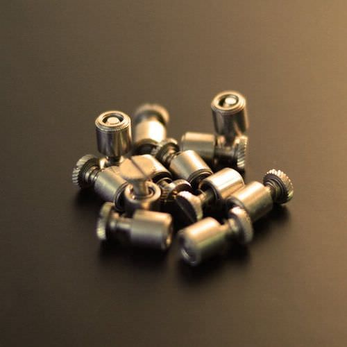 Unverlierbare gerändelte Schraube - CAPTIFIX™ series - clufix
