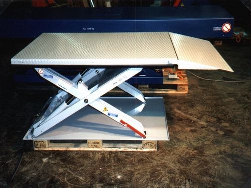 Scherenhubtisch - HF 10-10	  - Büter Hebetechnik GmbH - hydraulisch / festinstalliert / mit Rampe