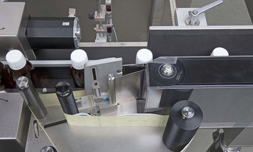 PLC-gesteuerte Etikettiermaschine - ESF series - Bausch + Ströbel Maschinenfabrik Ilshofen GmbH+Co. KG - für Flaschen / für selbstklebende Etiketten / kompakt