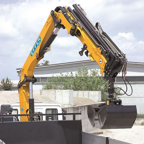 LKW-montierter Kran - 135  - Effer S.p.a - Gelenkausleger / für Hubanwendungen / hydraulisch