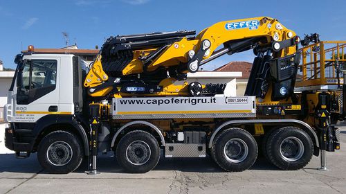LKW-montierter Kran - 1855  - Effer S.p.a - Gelenkausleger / für Gebäudefassaden / hydraulisch