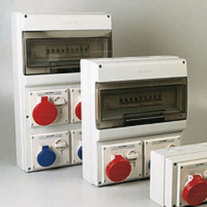 Voll ausgestattetes Elektrogehäuse - DOMINO series - SCAME PARRE S.p.A. - Kunststoff / für Verteiler / mit Steckdosen
