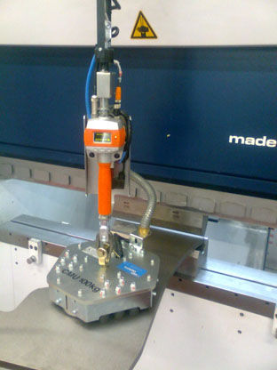 Pneumatischer Manipulator - X156 - SAPELEM - mit Hubmagnet / für Blech / für Greifanwendungen