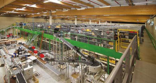 Stahlbaubühne mit Aufbewahrungssystem - FERALCO - für den Innenraum