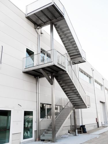 Treppe für Außenbereich - VLS Technologies - Edelstahl / modular / mit rutschfesten Stufen