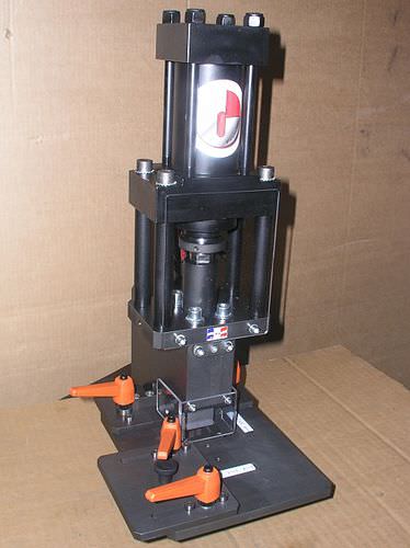 Elektrohydraulische Ausklinkmaschine - Grangier Constructeur