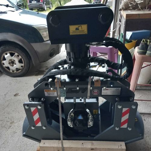 Verdichtungs-Rüttelplatte - PV 45.80 - CM Srl - Vorwärtslaufend / für Bagger / für Pfahltreiber