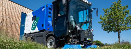 Elektrische Kehrmaschine - eCleango 550 series - Aebi Schmidt Holding AG  - Aufsitz / Straßen / mit 2 Bürsten