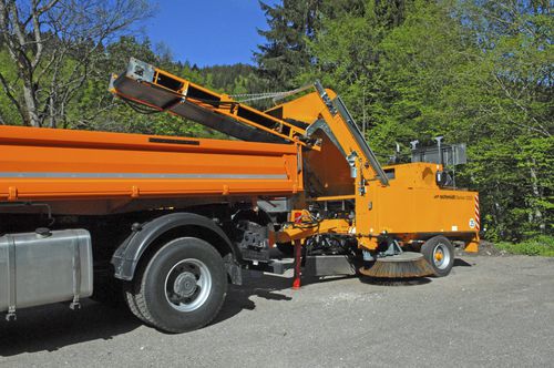 LKW-montierte Kehrmaschine - Senior 2000 - Aebi Schmidt Holding AG  - mit Hydraulikmotor / Staub / für Abfallprodukte