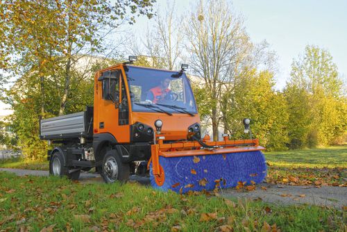 LKW-montierte Kehrmaschine - LKS series - Aebi Schmidt Holding AG  - hydraulisch / für Außenbereich / kompakt