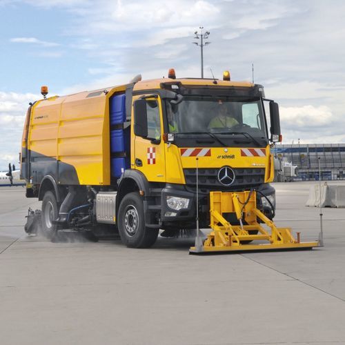 Kehrmaschine für Rollfeld - AS series - Aebi Schmidt Holding AG 
