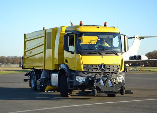 LKW-montierte Kehrmaschine - MaxPowa V95t aero - Bucher Municipal AG - mit Verbrennungsmotor / für Rollfeld / Staub