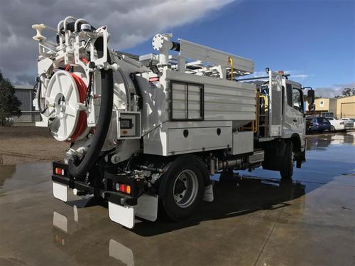 LKW-montierte Außenreinigungsmaschine - Spoutvac C70 - Bucher Municipal AG - mit Verbrennungsmotor / Straßen / für Abfallprodukte