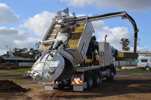 LKW-montierte Außenreinigungsmaschine - Spoutvac C110 - Bucher Municipal AG - mit Verbrennungsmotor / für Außenbereich / für Abfallprodukte