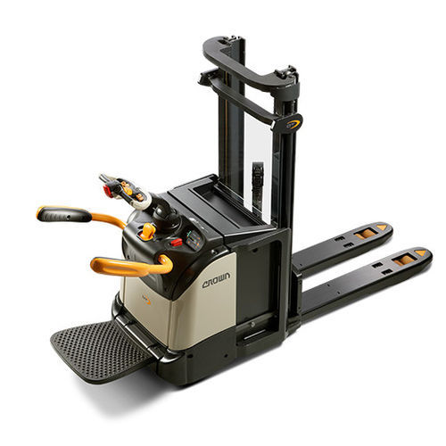 Elektrischer Stapler - DT 3040 series - CROWN - Sitz / mit Fahrerplattform / 24 V