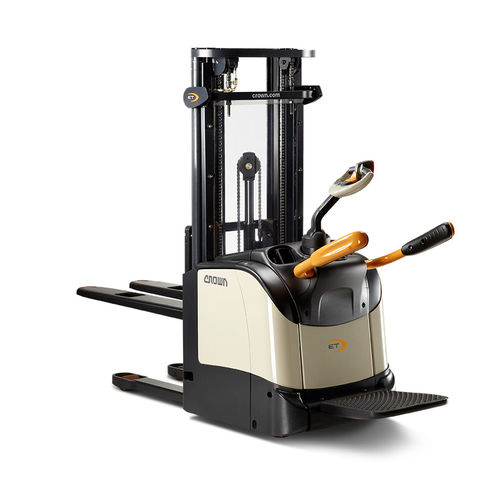 Elektrischer Stapler - ET 4000 series - CROWN - mit Fahrerplattform / für Lagerhallen / für Paletten