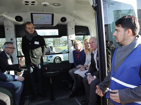 Passagiere innerhalb eines driverless WEpod Doppelventilkegelbusses.