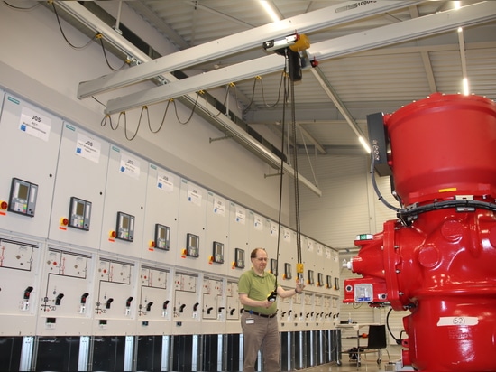 Die Zweiträger-Kranbrücke mit Elektrokettenzug lässt sich mühelos manuell verschieben.