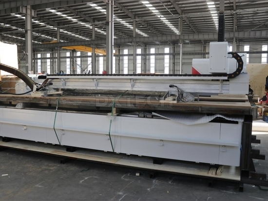 2060FP6T220 3KW plate and tube Fiber laser cutting machine