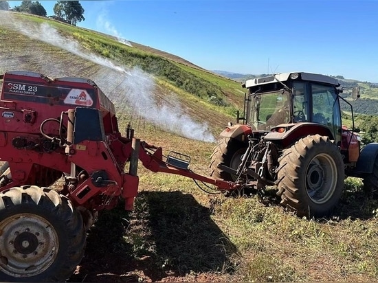 Ein Landwirt arbeitet am Hang eines Feldes