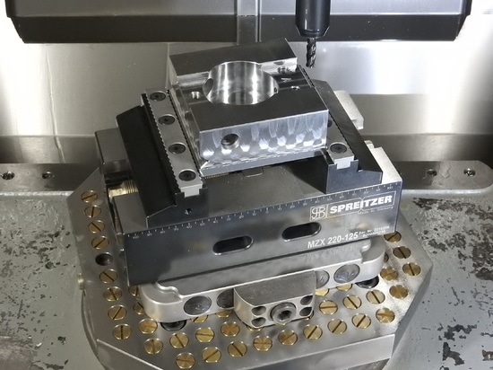 SPREITZER stellt den neuen Mechanischen Zentrischen Schraubstock MZX vor