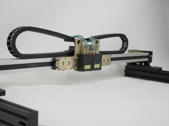 Lasersystem zur Überwachung der Dicke von Gummibahnen während des Kalandrierens