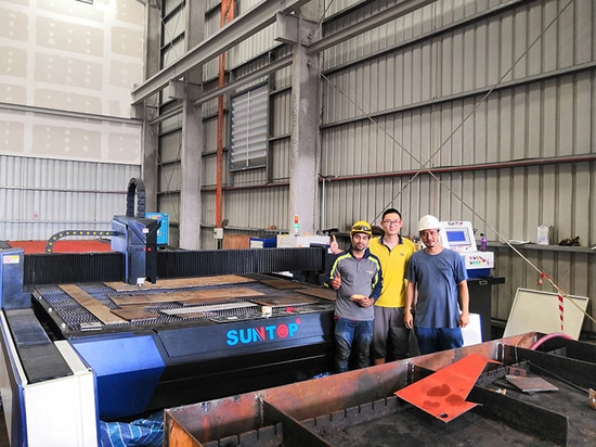 Große kundenspezifische Laserschneidmaschine wird in Singapur installiert