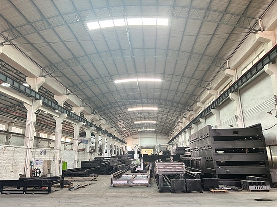 6KW-Laserschneidmaschine für indonesischen Kunden wird vor der Auslieferung getestet und geprüft