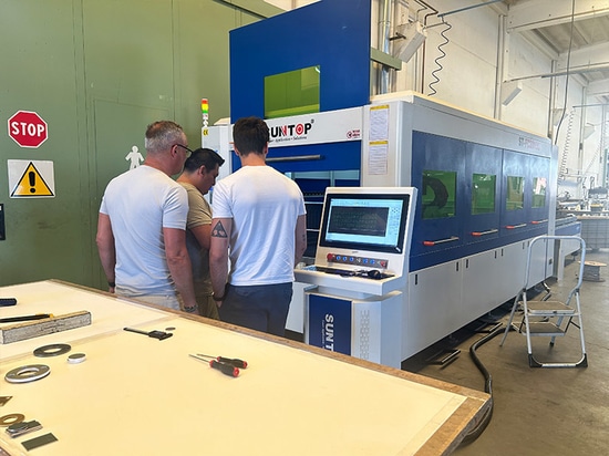 Italienischer Kunde kauft erneut eine Laserschneidmaschine und absolviert erfolgreich eine Schulung