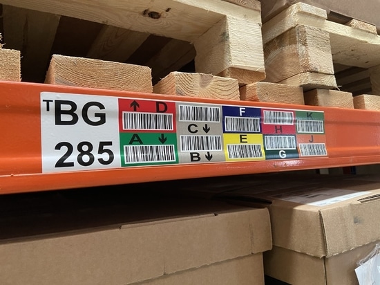Beispiel für ein mehrfarbiges Barcode-Regaletikett auf weißem Trägermaterial (Vinyl/Ultrabond/Polyester)