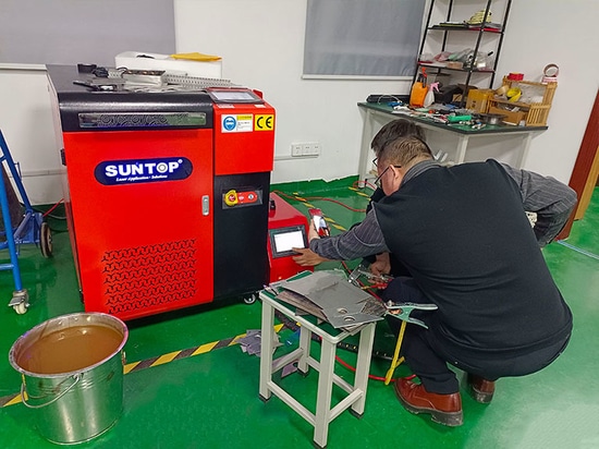 SUNTOP führt Live-Laserschweißtest für französischen Kunden durch