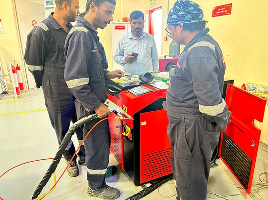 Kunde in Dubai, UAE, kauft SUNTOP Handlaserschweißgerät und führt Installation und Schulung vor Ort durch