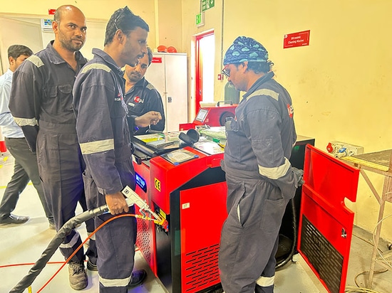 Kunde in Dubai, UAE, kauft SUNTOP Handlaserschweißgerät und führt Installation und Schulung vor Ort durch