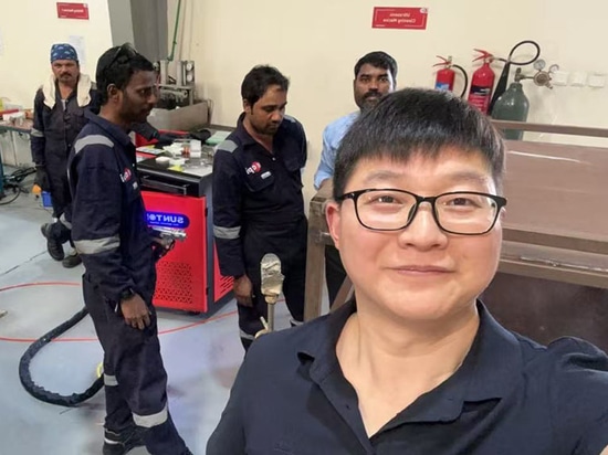 Kunde in Dubai, UAE, kauft SUNTOP Handlaserschweißgerät und führt Installation und Schulung vor Ort durch