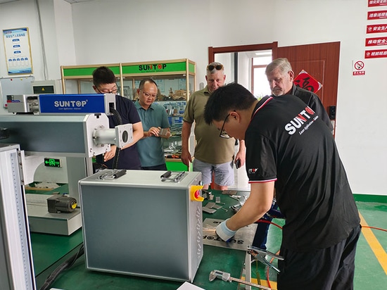 Südafrikanischer Kunde besucht das Werk von Suntop Laser und erhält großes Lob für die Leistung der Laserschweißmaschine