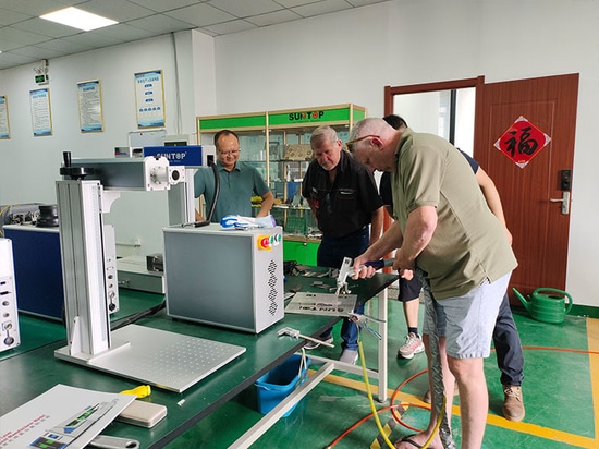 Südafrikanischer Kunde besucht das Werk von Suntop Laser und erhält großes Lob für die Leistung der Laserschweißmaschine