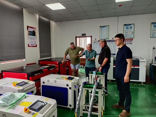 Südafrikanischer Kunde besucht das Werk von Suntop Laser und erhält großes Lob für die Leistung der Laserschweißmaschine