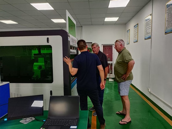Südafrikanischer Kunde besucht das Werk von Suntop Laser und erhält großes Lob für die Leistung der Laserschweißmaschine