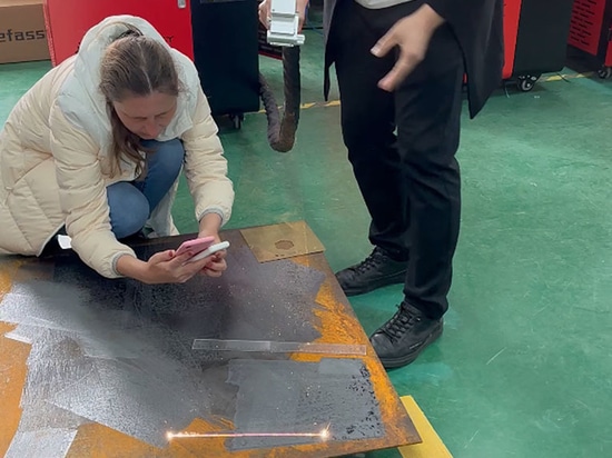 Georgischer Kunde besucht Suntop-Fabrik und kauft 2000-W-Laser-Reiniger