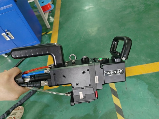 Suntop stellt maßgeschneiderte 6000-W-Handlaser-Reinigungsmaschine für Kunden vor