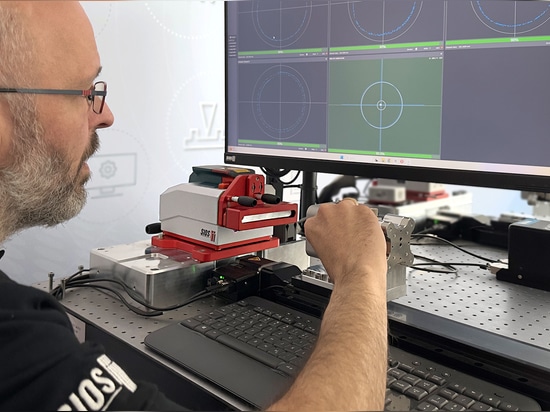 Enrico Langlotz (F & E / Projektleitung, SIOS) erläutert die Funktionsweise und Justage des Kalibrier-Laserinterferometer SP 15000 C6 NG zur hochgenauen simultanen Messung und Kalibrierung von Läng...