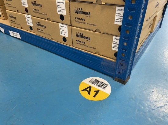 Kreisförmige Palettenposition – Gang markiert und mit Barcode