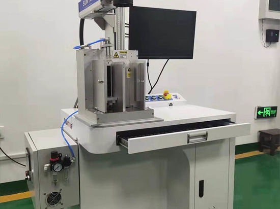 Kundenspezifische automatische Be- und Entlade-Laserbeschriftungsmaschine, montiert und versandfertig