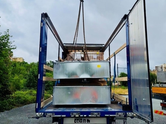 Verladen des modularen SANERGRID ERT MODULO-Auffangbeckens