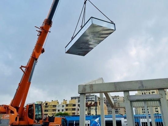 Sicheres Abladen des SANERGRID-Brandrückhaltebeckens vor Ort mit Umzäunung und Betonplatte