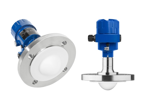 Robust und chemisch beständig: NR 8300 mit PTFE-Antenne und Flanschanschluss