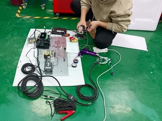 Suntop Laser Engineer löst erfolgreich Probleme für spanischen Schweißmaschinen-Kunden per Videoanruf