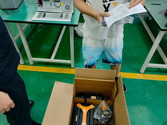 Maßgeschneiderte Handlaserbeschriftungsmaschine nach Spanien geliefert!