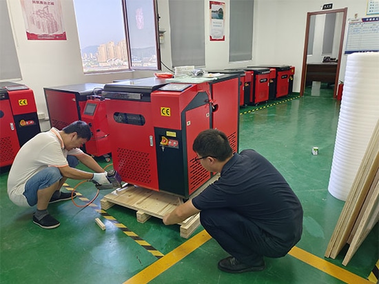 Maßgeschneiderte 3000-W-Handlaser-Reinigungsmaschine nach Italien geliefert!