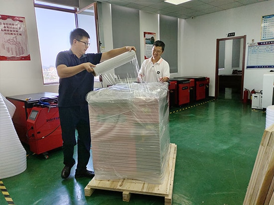 Maßgeschneiderte 3000-W-Handlaser-Reinigungsmaschine nach Italien geliefert!